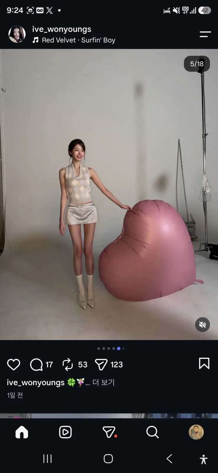 장원영 인스타 촬영 현장 사진, 아이보리 배경지와 대형 핑크 하트 풍선