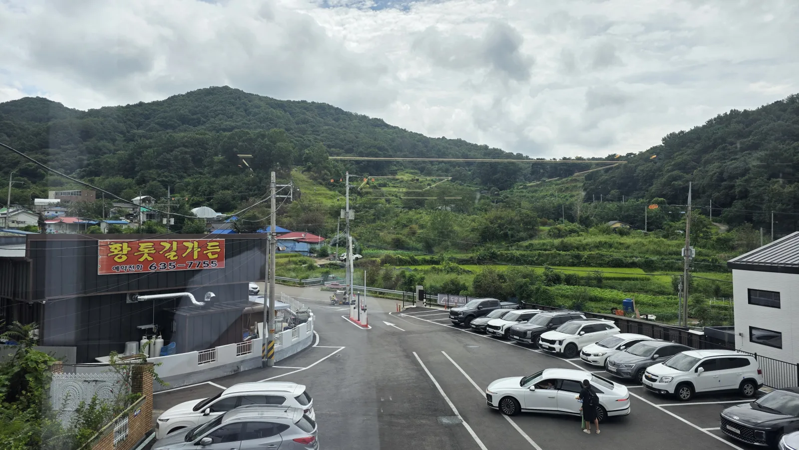 플라네178 주차장과 주변 마을 풍경