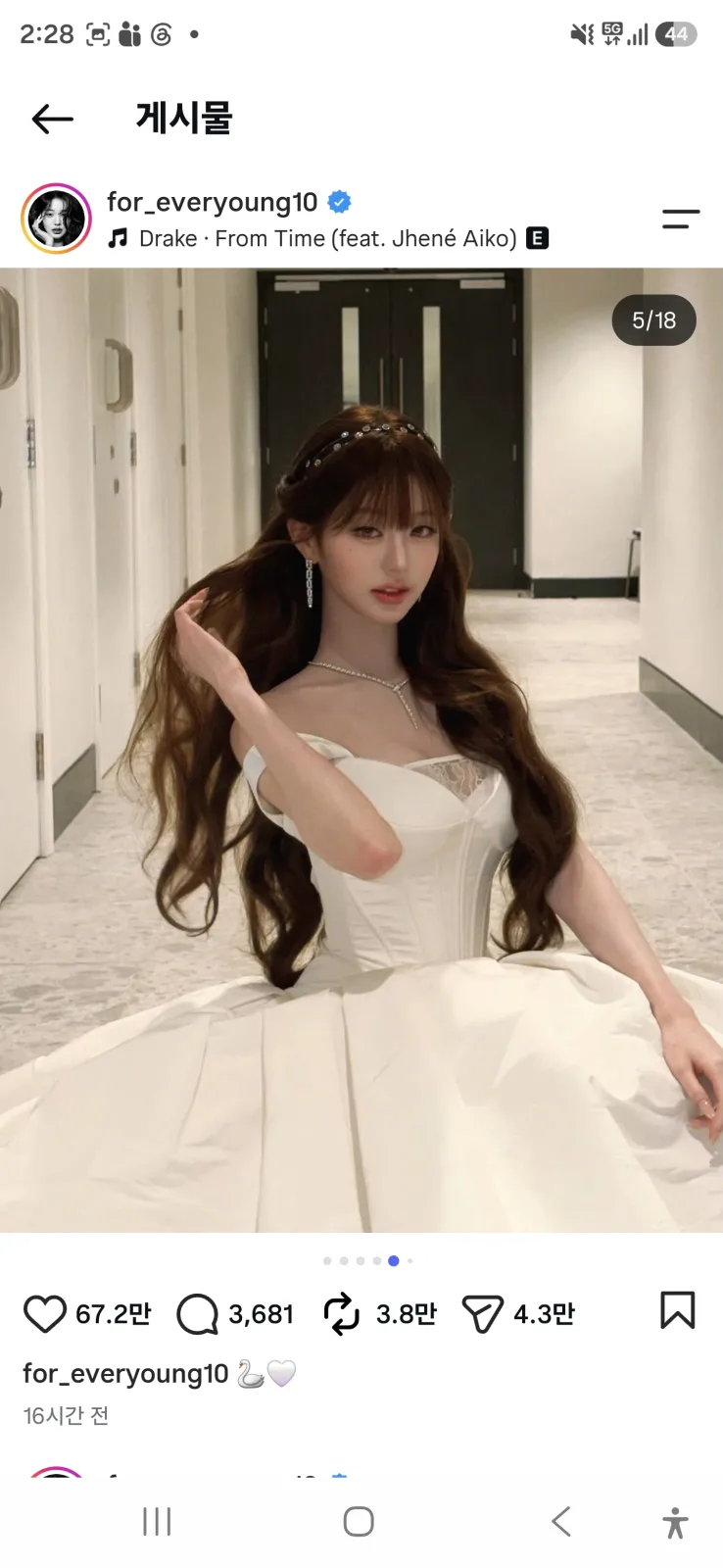 장원영 백스테이지 복도에서 머리를 넘기는 포즈
