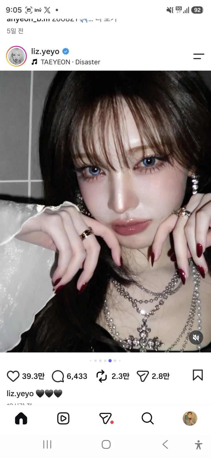 리즈 인스타 클로즈업 사진, 파란 컬러렌즈와 크로스 펜던트 레이어드 목걸이