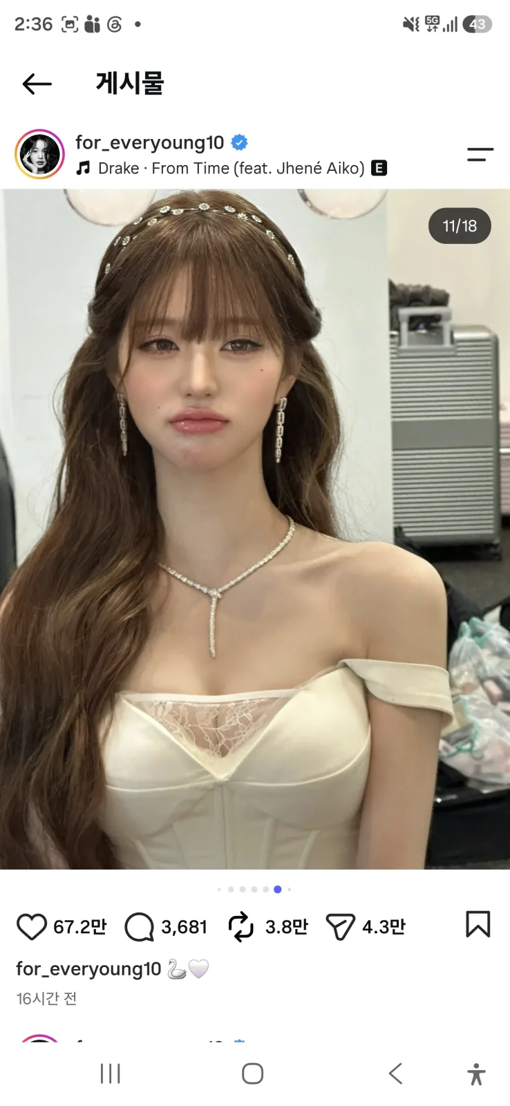 장원영 대기실 컷, 조명 거울 앞 오프숄더 드레스