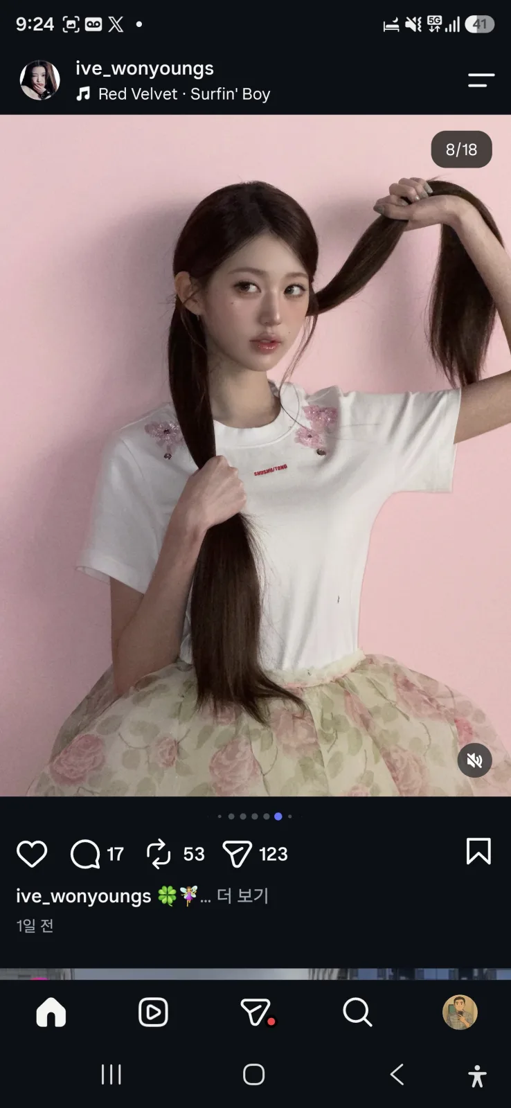 장원영 핑크 배경 촬영 컷, 흰 티셔츠와 로즈 프린트 튤 스커트