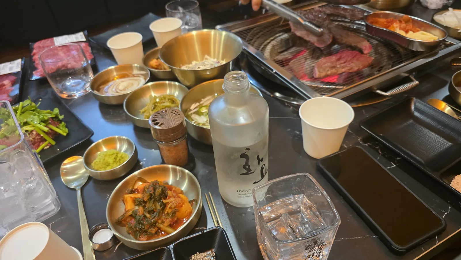 우본관에서 한우를 굽는 모습과 화요 소주