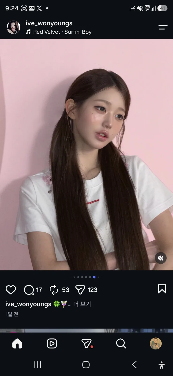 장원영 핑크 배경 컷, 팔짱 낀 포즈와 긴 생머리