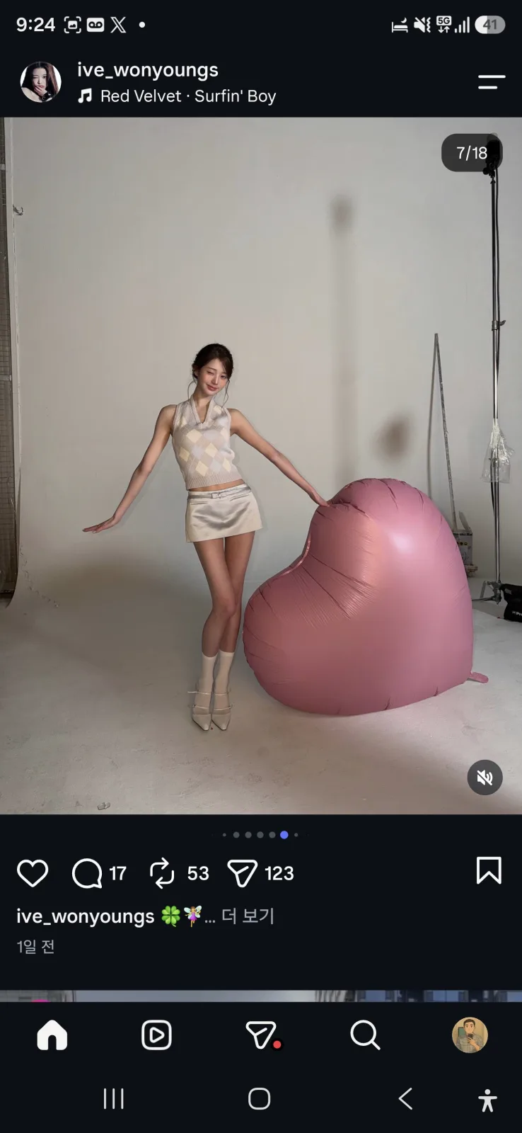 장원영 인스타 슬라이드 7번째 사진, 촬영장에서 팔을 벌린 포즈