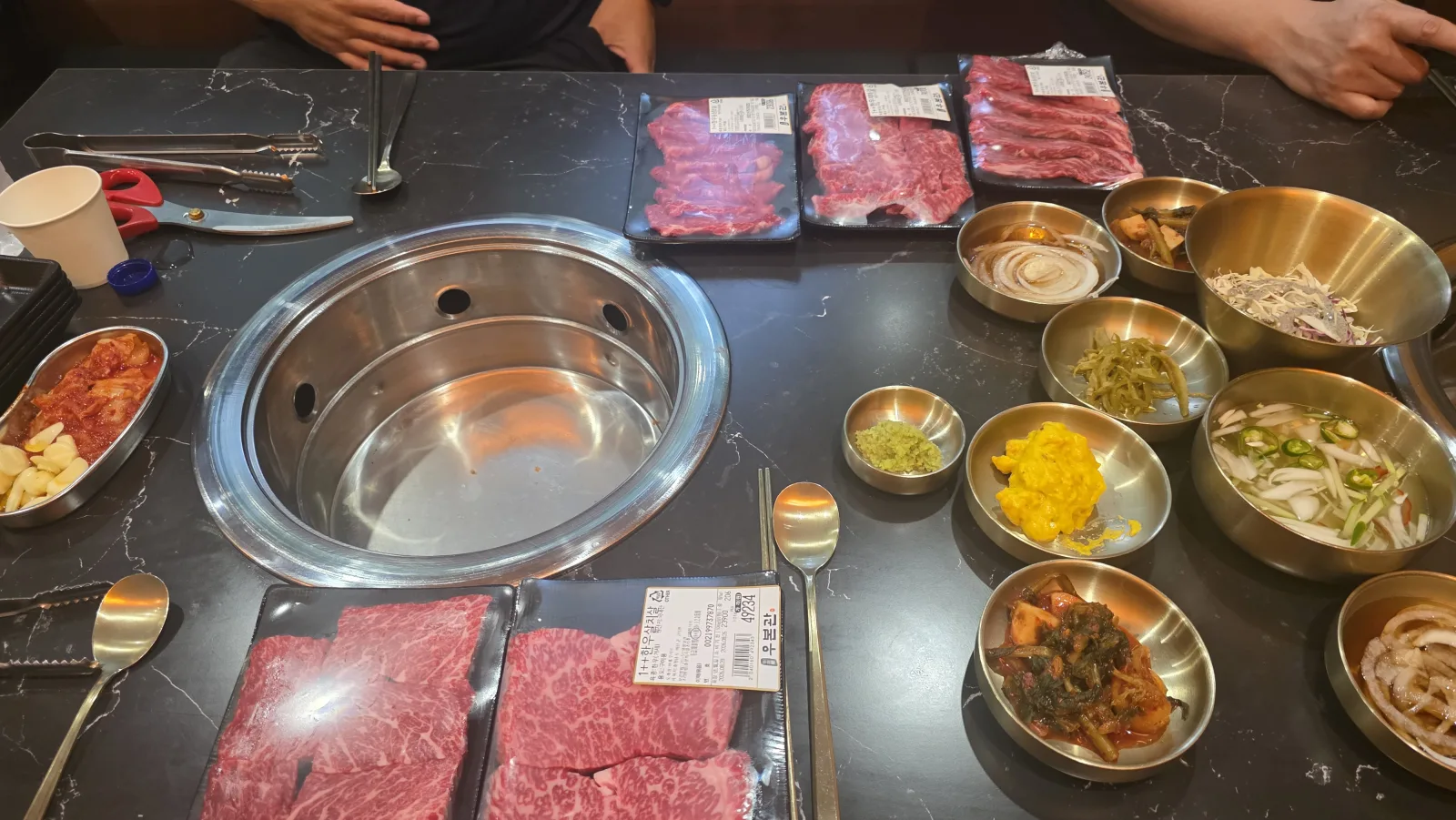 우본관 한우 정육식당 상차림과 밑반찬