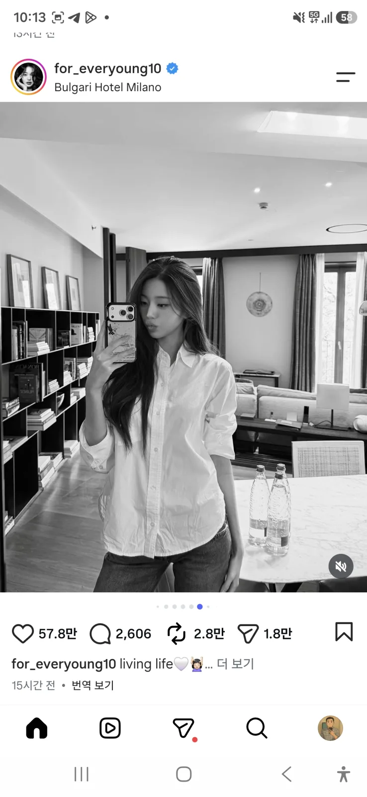 장원영 인스타 흑백으로 올린 거울 셀카