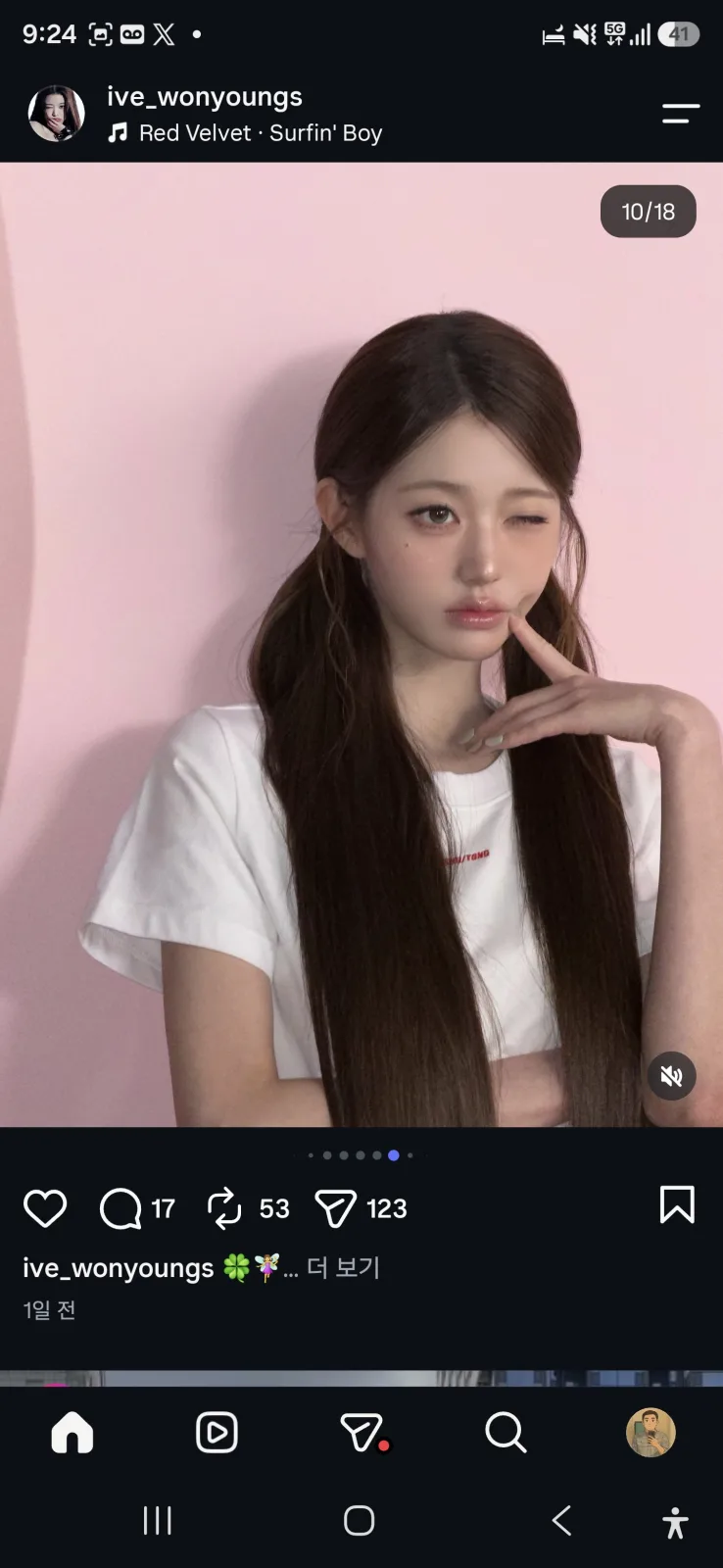 장원영 핑크 배경 윙크 컷, 긴 생머리 반묶음
