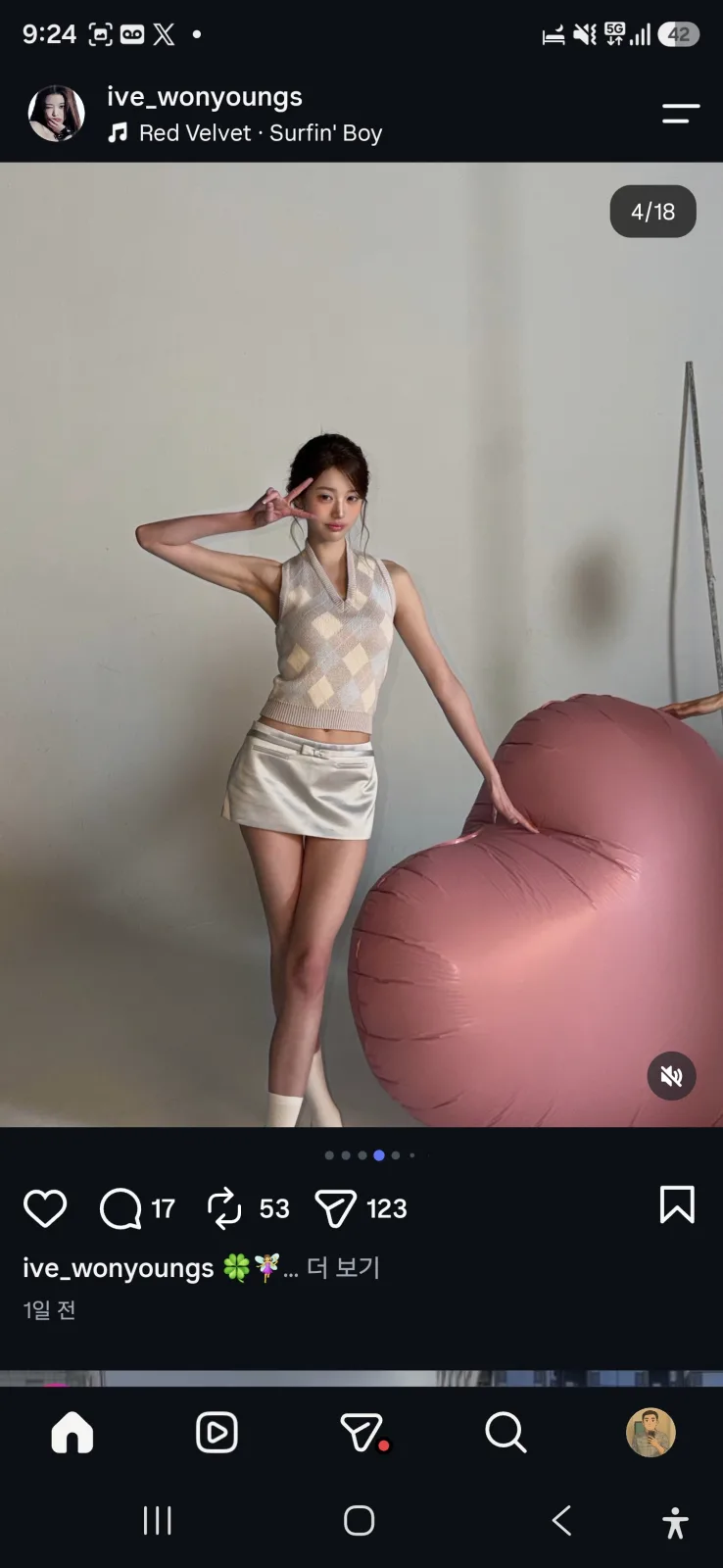 장원영 인스타 18장 슬라이드 중 네 번째 사진, 아가일 니트 베스트에 하트 풍선