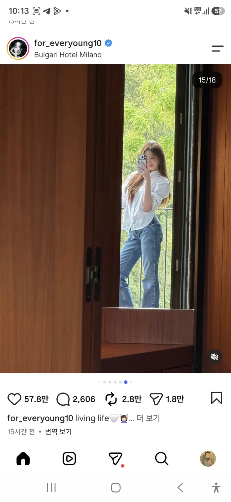 장원영 인스타 발코니 문 사이로 찍은 거울 셀카