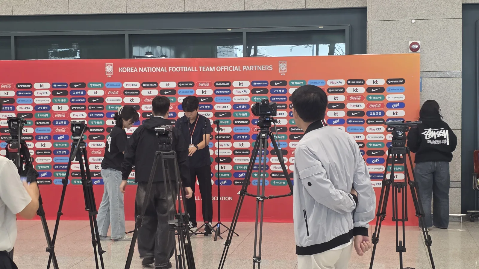 KFA 포토월 앞에서 카메라를 세팅하는 취재진, 대한민국 축구국가대표팀 오피셜 파트너 로고
