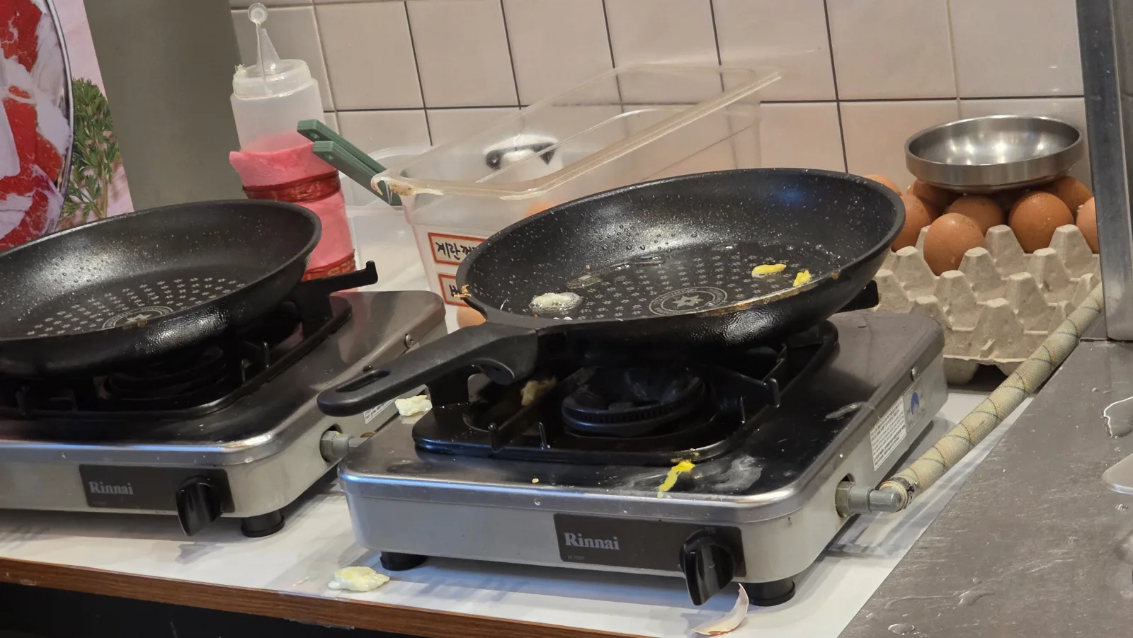 고봉식당 셀프 계란후라이 코너, 화구 두 개와 프라이팬