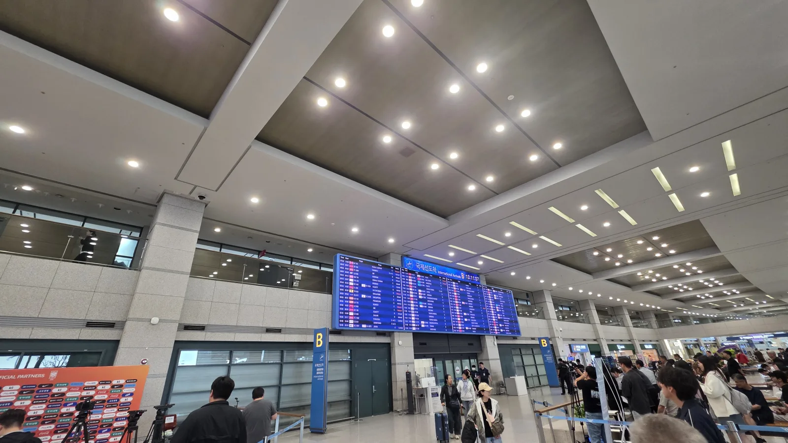 인천공항 도착홀 천장과 국제선 도착 전광판 10시 11분, 왼쪽 아래 KFA 포토월