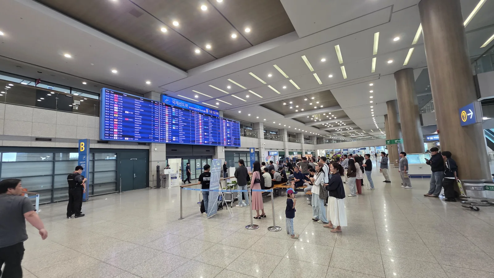 인천공항 도착 B게이트 10시 13분, 모레노 감독 입국을 기다리는 인파