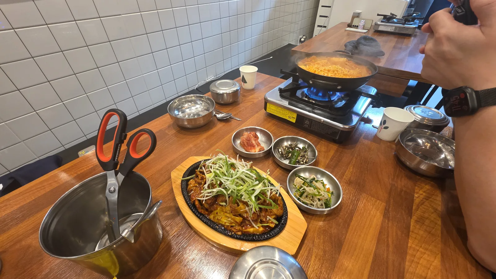 정자역 고봉식당 제육볶음 11000원 김치전골 10000원, 셀프 계란후라이 코너까지